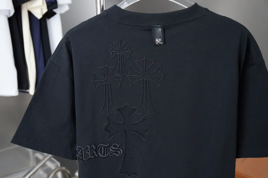 🅿️190 Ch*ome Hearte 25SS early spring new style, appliqué embroidered Crow heart cross short sleeves, light luxury, essential item for daily commuting for men and women, correct version, welcome to compare, detailed features · 320g 100% pure cotton double yarn jersey fabric · Custom dyed in the same vat, special thickened 32 count double strand 1X1 thread · Symmetrical front and rear imported Tajima machine embroidery tatami embroidery ➕ original cloth patch embroidery · Back neck webbing Croxin hardware accessories · Double needle stitching cross-stitching process · Original main mark washed tag brand moisture-proof paper packaging Color: black/white/grey Size: S/M/L/XL